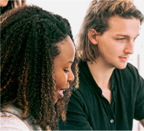 2 colleagues working together